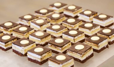 Otelde büfede lezzetli tatlı