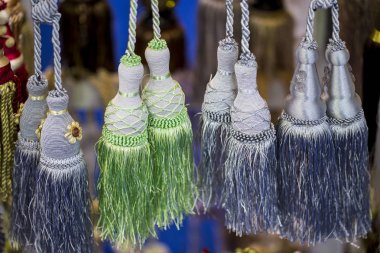 Dükkanda birçok perde için püskül