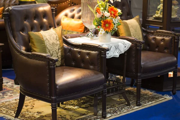 Yastık güzel bir zemin olarak deri bir sandalyeye yaslanmış