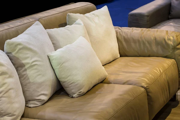 Il cuscino è appoggiato sul divano in pelle come un bellissimo backdro — Foto Stock