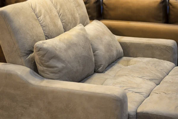 Il cuscino è appoggiato sul divano in pelle come un bellissimo backdro — Foto Stock