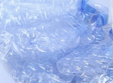 Elmas plastik şişeler geri dönüşüm tesisine götürülecek