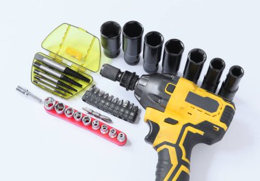 Beyaz arkaplanda tekerlek kaldırma ile matkap uçları kümesi