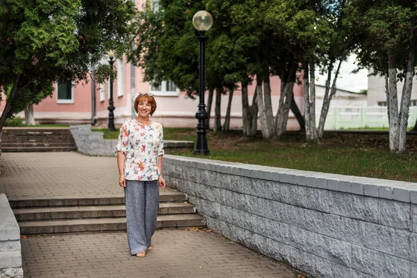 Starsza Pani Energiczny Spacer Wzdłuż Ścieżki Miasta Pogodny Nastrój — Zdjęcie stockowe