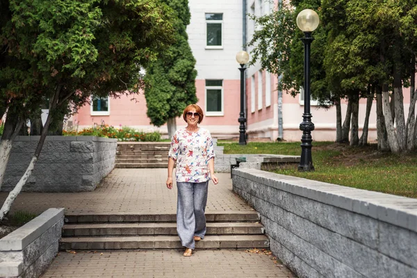 Old Active Woman Briskly Walks City Street Smiles Happily Sunglasses — Stock Photo, Image