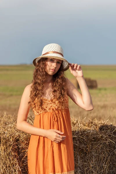 Vertikala Porträtt Ung Söt Lantlig Kvinna Orange Sarafan Och Hatt — Stockfoto