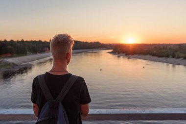 siluet bir adam arka arka plan nehir su üzerinde batan güneşin ile