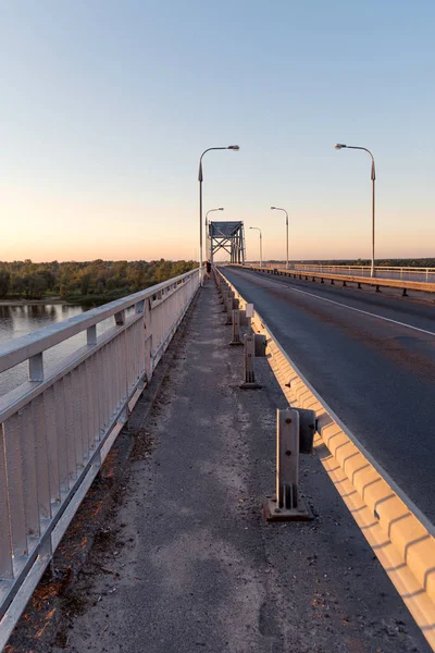 Yol Boyunca Güneşin Işınları Nehre Köprüden — Stok fotoğraf