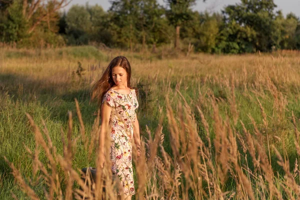 Сельском Лугу Среди Высокой Травы Идет Спокойно Молодая Девушка Ретро — стоковое фото