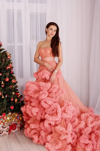 Elegante Mulher Esbelta Fica Perto Árvore Natal Vestido Rosa Festivo — Fotografia de Stock