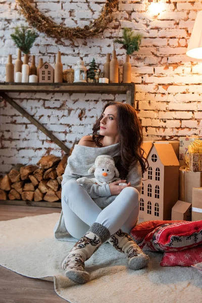 Attraente Giovane Donna Accogliente Decorato Stanza Natale Siede Sul Tappeto — Foto Stock