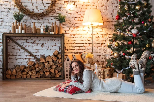 Carina Giovane Donna Soggiorno Decorato Con Albero Capodanno Sdraiato Sui — Foto Stock