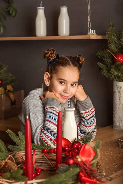 Πορτρέτο Χαριτωμένος Έφηβος Κορίτσι Χριστουγεννιάτικα Κουζίνα Διακόσμηση Κεριά — Φωτογραφία Αρχείου