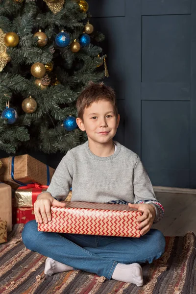 Πορτρέτο Του Ένα Χαριτωμένο Αγόρι Ένα Κουτί Δώρου Στα Χέρια — Φωτογραφία Αρχείου