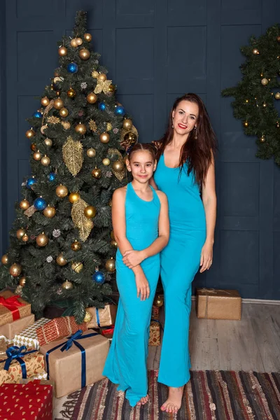 Μελαχρινές Μαμά Και Κόρη Στην Ίδια Μπλε Φορέματα Στέκονται Κοντά — Φωτογραφία Αρχείου
