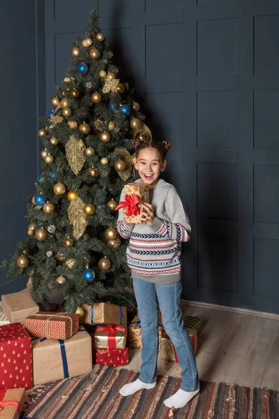 Ευτυχισμένος Χαρούμενα Χαμογελαστό Κορίτσι Κιβώτιο Δώρων Κοντά Στο Δέντρο Νέο — Φωτογραφία Αρχείου