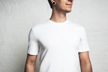 Atletik adam beyaz boş t-shirt, yatay stüdyo yakın çekim, boş duvar