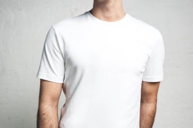 Boş beyaz t-shirt, yatay stüdyo yakın çekim giyen genç adam