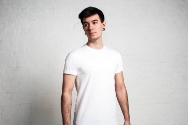 Boş beyaz t-shirt, yatay stüdyo portre dalgın genç adam