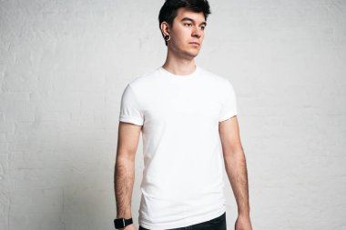 Boş beyaz t-shirt, yatay stüdyo portre giyen dalgın genç adam