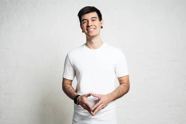 Studioporträt Eines Jungen Lächelnden Typen Weißen Shirt Leere Loft Wand — Stockfoto