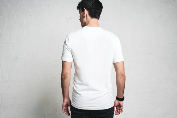 Młody Facet Ubrany Pusty Biały Shirt Tyłu Poziome Studio Portret — Zdjęcie stockowe