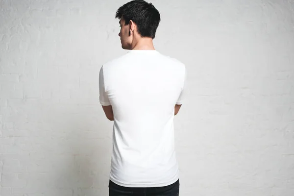 Lekkoatletycznego Młody Człowiek Sobie Pustej Biały Shirt Tylną Stronę Portret — Zdjęcie stockowe