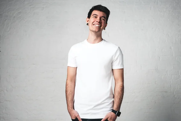Uśmiechający Się Młody Człowiek Pusty Biały Shirt Portret Studio — Zdjęcie stockowe