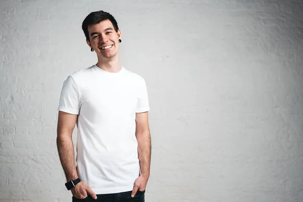 Stylowy Uśmiechający Się Człowiek Sobie Biały Shirt Puste Portret Poziomy — Zdjęcie stockowe