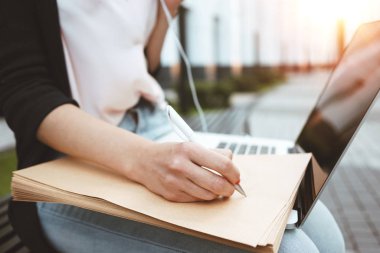 Genç kız öğrencinin sınav iş kentsel alanda açık havada oturur için hazırlar Üniversitesi karşısında