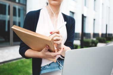 Genç kız öğrencinin sınav iş kentsel alanda açık havada oturur için hazırlar Üniversitesi karşısında