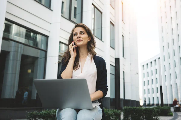 Nadenkend Vrouwelijke Student Afgestudeerde Werk Besprak Smartphone Zakenvrouw Zit Stadspark — Stockfoto