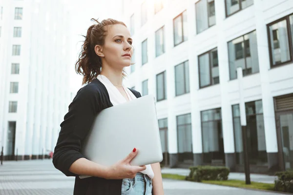 Nadenkend Vrouwelijke Student Houdt Van Moderne Laptop Staat Onder Stedelijke — Stockfoto