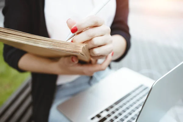 Business Woman Work Lunch Break Use Modern Laptop Paper Documents — Stock Photo, Image