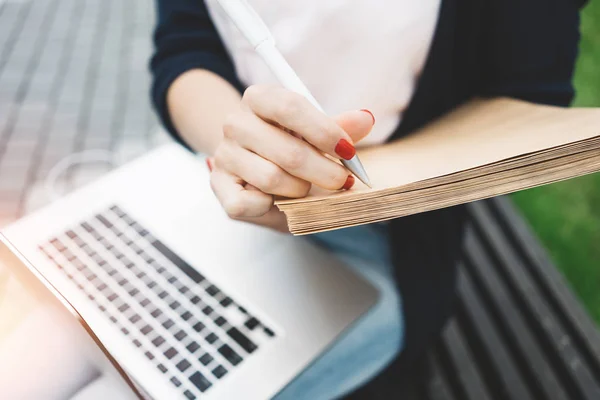 Vergrote Weergave Vrouwelijke Studenten Voorbereiden Examens Buitenshuis Stedelijke Ruimte Gebruik — Stockfoto