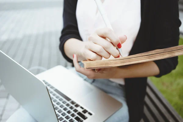 Jonge Vrouwelijke Student Bereidt Voor Een Proefschrift Buitenshuis Stedelijke Ruimte — Stockfoto