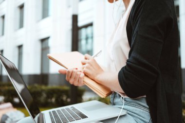 Genç kız öğrencinin sınav iş kentsel alanda açık havada oturur için hazırlar Üniversitesi karşısında