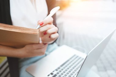 Genç kız öğrencinin tez açık havada university yakınındaki kentsel alanda oturur için hazırlar. İş kadını iş kişisel bilgisayar ve kağıt belgeleri biraz mola öğle yemeği sırasında. Parlama Efekti