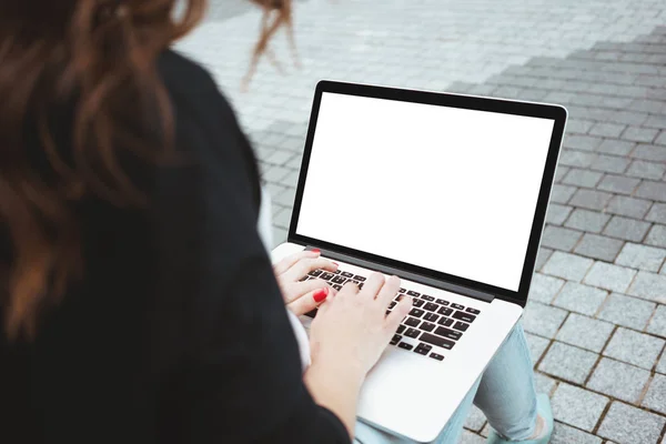 Achteraanzicht Van Vrouw Student Werk Laptop Toetsenbord Buitenshuis Stedelijke Closeup — Stockfoto