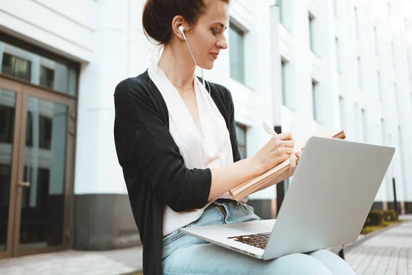 Zakelijke Vrouw Werk Tijdens Lunch Break Gebruik Moderne Laptop Papierdocumenten — Stockfoto