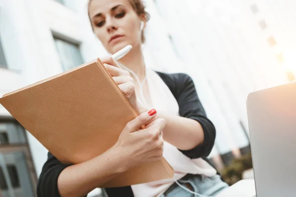 Vrij Doordachte Vrouwelijke Student Zit Stedelijke Straat Buurt Van Universiteit — Stockfoto