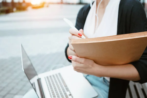 Jonge Vrouwelijke Student Bereidt Voor Een Proefschrift Buitenshuis Stedelijke Ruimte — Stockfoto