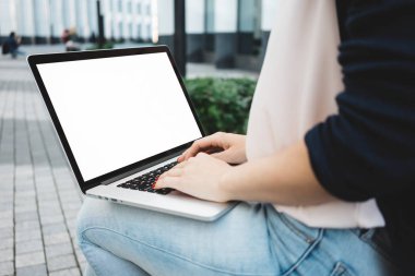 Beyaz perde ve kadın ile modern dizüstü yakından görmek kentsel sokak arasında yazarak test eller