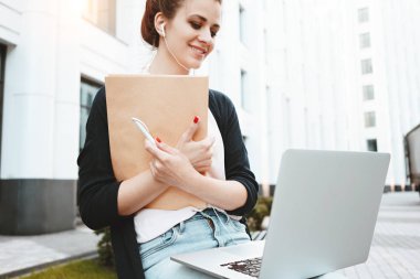 Genç kız öğrencinin tez açık havada university yakınındaki kentsel alanda oturur için hazırlar. İş kadını iş kişisel bilgisayar ve kağıt belgeleri biraz mola öğle yemeği sırasında. Parlama Efekti