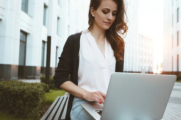 Jonge Vrouwelijke Freelancer Maken Van Arbeid Marktonderzoek Moderne Laptop Zit — Stockfoto