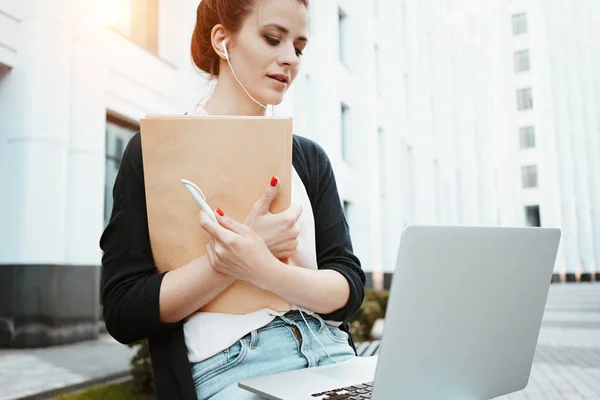 Jonge Vrouwelijke Freelancer Maken Van Arbeid Marktonderzoek Moderne Laptop Zit — Stockfoto