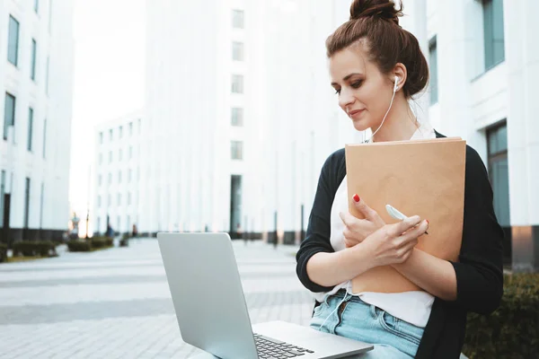 Mooie Vrouw Schrijft Met Pen Papier Document Zoek Informatie Internet — Stockfoto