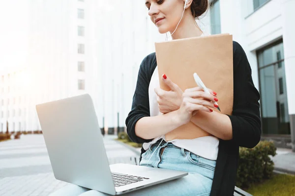 Mooie Jongedame Schrijft Met Een Pen Papier Document Zoek Informatie — Stockfoto