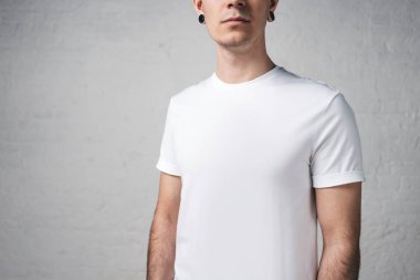 Beyaz boş t-shirt görünümünü yakın çekim Genç erkek vücudunda. Stüdyo portre