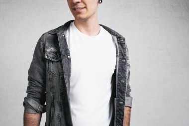 Boş gömlek ve ceket ile genç adam arka plan duvar. Stüdyo portre